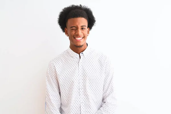 セクシーな表情 陽気で幸せな顔でカメラを見て 孤立した白い背景の上に立ってエレガントなシャツを着ている若いアフリカ系アメリカ人男性 — ストック写真