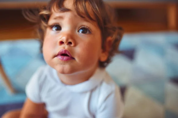 Hermosa Niña Pequeña Con Camiseta Blanca Jugando Alfombra — Foto de Stock