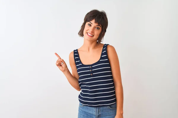 Jovem Mulher Bonita Vestindo Camiseta Listrada Sobre Fundo Branco Isolado — Fotografia de Stock