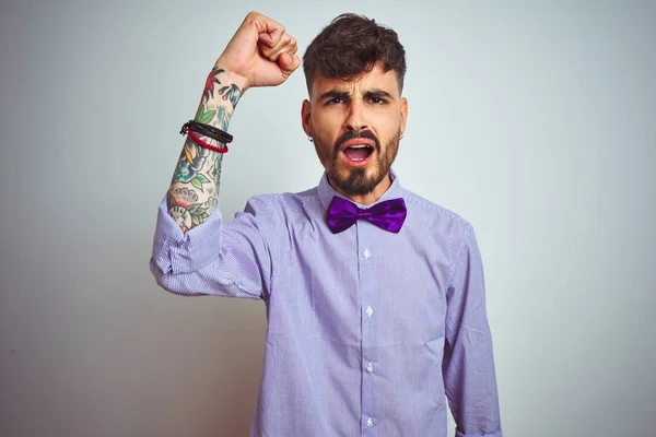 Joven Hombre Con Tatuaje Vistiendo Camisa Púrpura Pajarita Sobre Fondo — Foto de Stock