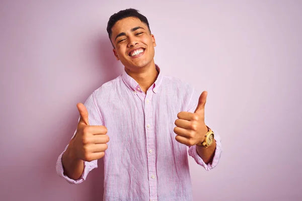 고립된 분홍색 서있는 셔츠를 브라질 남자는 긍정적 제스처를하고 손가락으로 미소와 — 스톡 사진