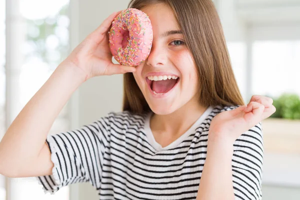 Hermosa Niña Comiendo Rosado Dulce Donut Gritando Orgulloso Celebrando Victoria —  Fotos de Stock