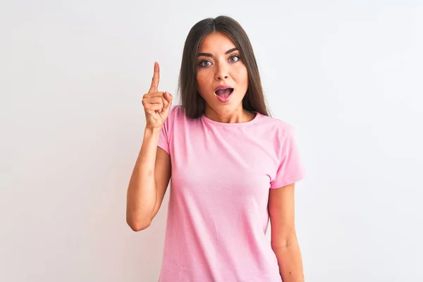 Νεαρή Όμορφη Γυναίκα Φορώντας Ροζ Casual Shirt Στέκεται Πάνω Από — Φωτογραφία Αρχείου
