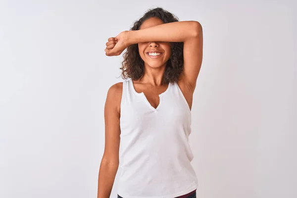 Mujer Brasileña Joven Con Camiseta Casual Pie Sobre Fondo Blanco — Foto de Stock