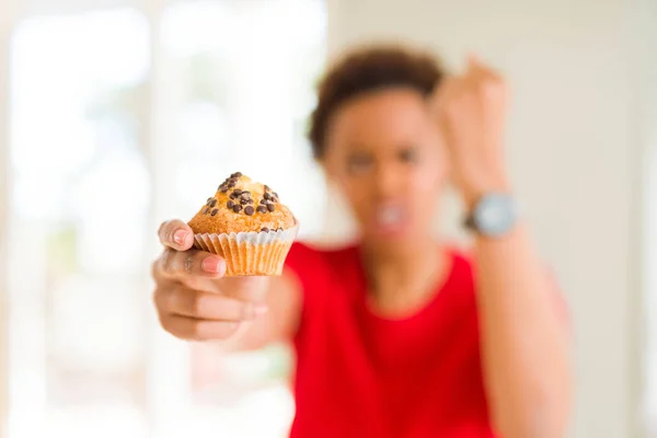 Junge Afrikanisch Amerikanische Frau Essen Schokoladenchips Muffins Genervt Und Frustriert — Stockfoto