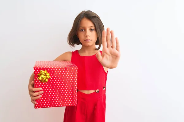 Hermosa Niña Sosteniendo Regalo Cumpleaños Pie Sobre Fondo Blanco Aislado —  Fotos de Stock