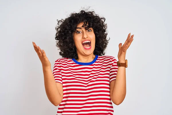 Jonge Arabische Vrouw Met Krullend Haar Dragen Gestreepte Shirt Geïsoleerde — Stockfoto