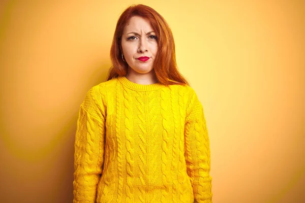 Mulher Ruiva Bonita Vestindo Camisola Inverno Sobre Fundo Amarelo Isolado — Fotografia de Stock