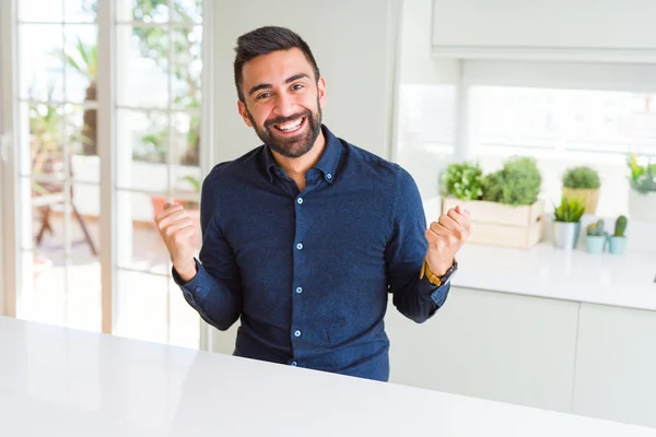 Hombre Hispano Guapo Celebrando Sorprendido Sorprendido Por Éxito Con Los — Foto de Stock