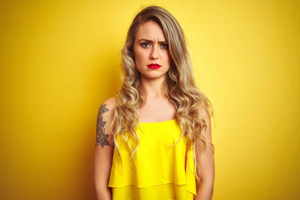 Jovem Mulher Attactive Vestindo Camiseta Sobre Fundo Isolado Amarelo Cético — Fotografia de Stock