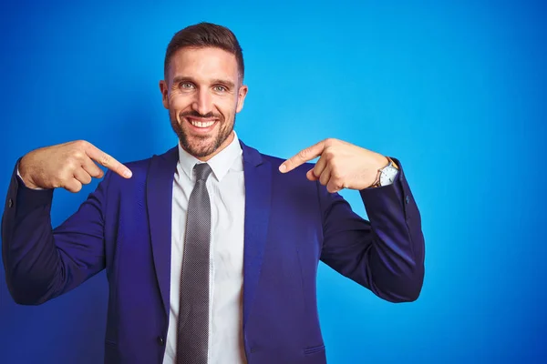 Joven Hombre Negocios Guapo Sobre Fondo Azul Aislado Mirando Confiado — Foto de Stock