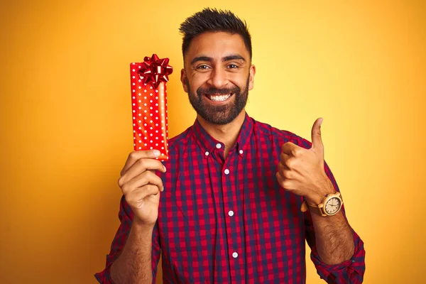 Arabisk Indisk Spansktalande Man Holding Valentine Gåva Stående Över Isolerad — Stockfoto