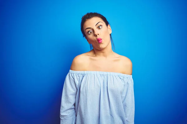 Jonge Mooie Vrouw Draagt Bun Kapsel Blauw Geïsoleerde Achtergrond Maken — Stockfoto