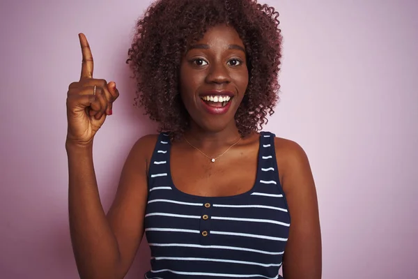Genç Afrikalı Afro Kadın Başarılı Bir Fikir Ile Parmak Işaret — Stok fotoğraf