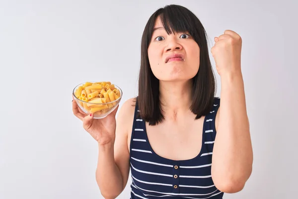 Jonge Mooie Chinese Vrouw Holding Bowl Met Macaroni Geïsoleerde Witte — Stockfoto