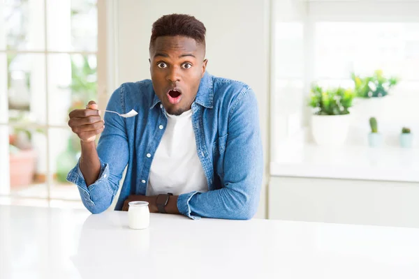 Uomo Afroamericano Mangiare Yogurt Naturale Sano Con Cucchiaio Spaventato Stato — Foto Stock