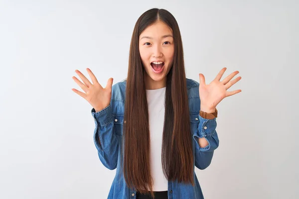 Joven Mujer China Con Camisa Mezclilla Pie Sobre Fondo Blanco — Foto de Stock