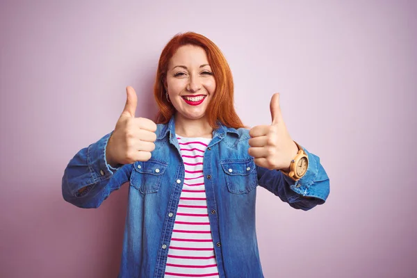 Hermosa Mujer Pelirroja Con Camisa Mezclilla Camiseta Rayas Sobre Signo — Foto de Stock