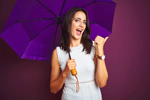 Jeune Belle Femme Tenant Parapluie Debout Sur Fond Isolé Violet — Photo