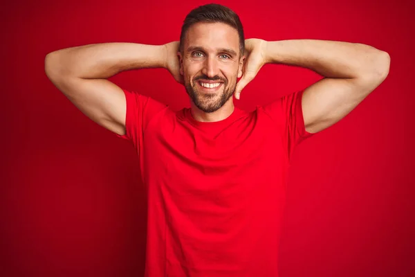 Joven Hombre Guapo Con Camiseta Casual Sobre Fondo Rojo Aislado —  Fotos de Stock