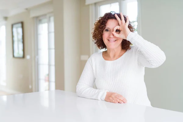 Schöne Seniorin Weißem Pullover Hause Tut Geste Mit Der Hand — Stockfoto