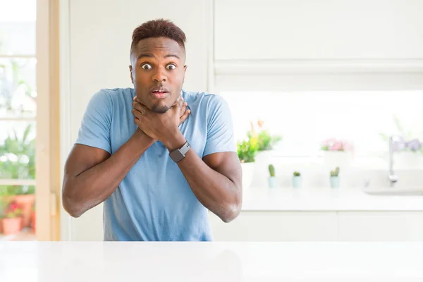 Knappe Afro Amerikaanse Man Dragen Casual Shirt Thuis Schreeuwen Verstikking — Stockfoto