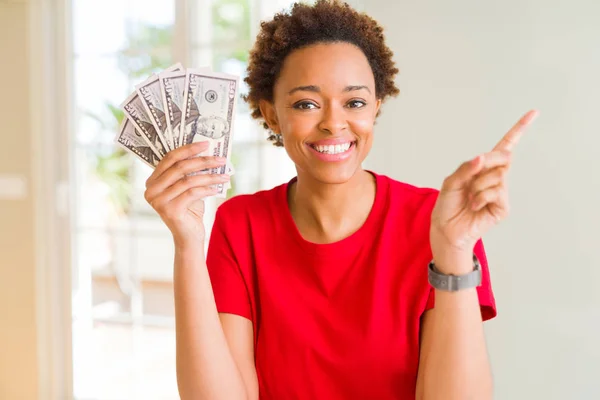 손가락으로 가리키는 지폐를 아프리카계 미국인 — 스톡 사진