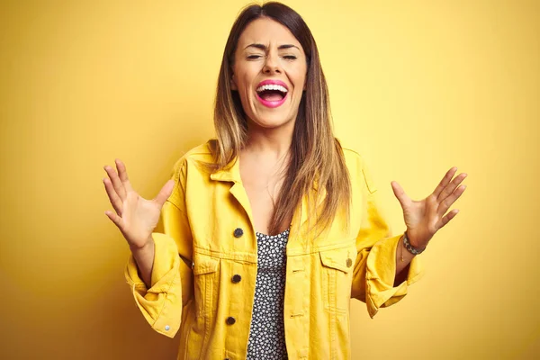 Jonge Mooie Vrouw Draagt Spijkerjasje Staande Gele Geïsoleerde Achtergrond Vieren — Stockfoto