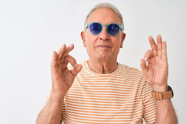 Hombre Mayor Pelo Gris Con Camiseta Rayas Gafas Sol Sobre —  Fotos de Stock