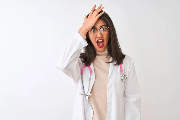 中国の医師の女性のコートとピンクの聴診器を着用する孤立した白い背景の上に手を頭の上でミスのために驚いて エラーを覚えている 忘れられた悪い記憶の概念 — ストック写真