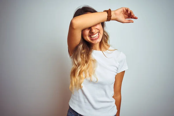 Ung Vacker Kvinna Klädd Casual Vit Shirt Över Isolerad Bakgrund — Stockfoto