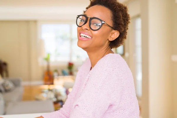 Belle Jeune Femme Africaine Aux Cheveux Afro Portant Des Lunettes — Photo