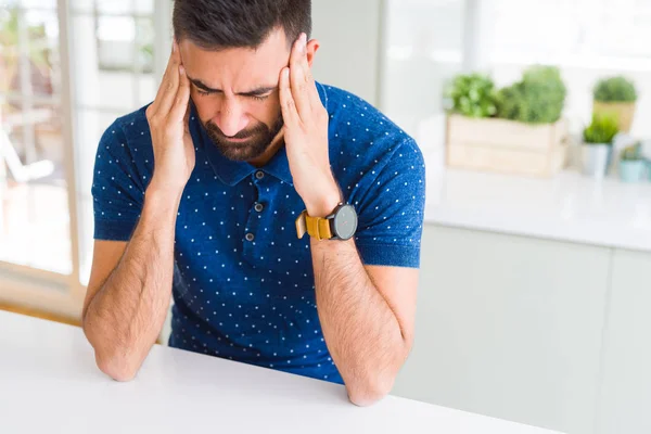 Hombre Hispano Guapo Casa Sufriendo Dolor Cabeza Desesperado Estresado Porque — Foto de Stock