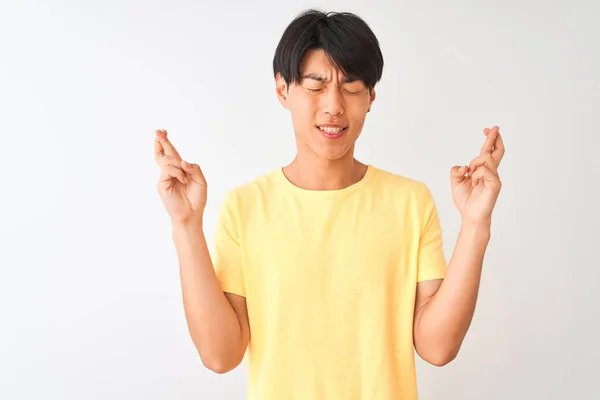 Homem Chinês Vestindo Camiseta Casual Amarela Sobre Fundo Branco Isolado — Fotografia de Stock