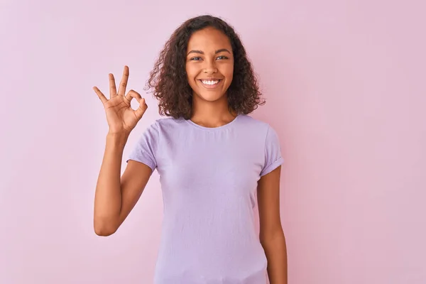 Jovem Brasileira Vestindo Camiseta Sobre Fundo Rosa Isolado Sorrindo Positivo — Fotografia de Stock