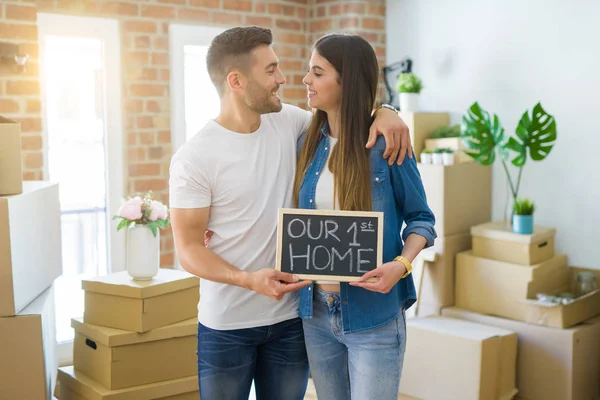 Hermosa joven pareja mudándose a una nueva casa, sonriendo muy feliz —  Fotos de Stock