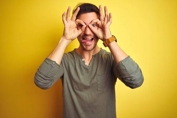 Joven Hombre Guapo Usando Una Camiseta Casual Pie Sobre Fondo —  Fotos de Stock