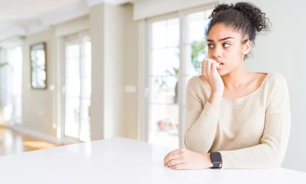 Vacker Ung Afrikansk Amerikansk Kvinna Med Afro Hår Sitter Bordet — Stockfoto