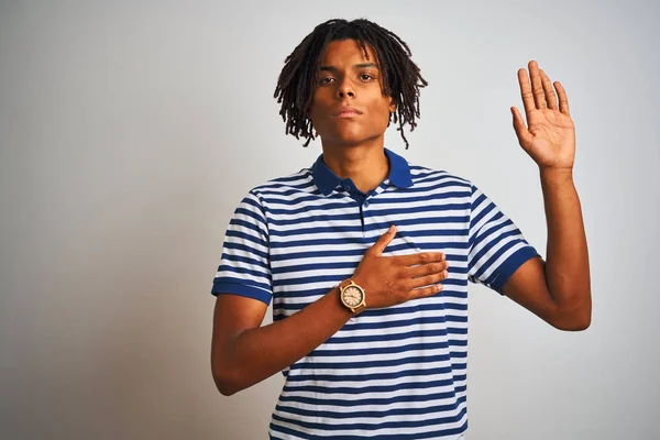 Homem Afro Com Dreadlocks Vestindo Pólo Azul Listrado Sobre Fundo — Fotografia de Stock