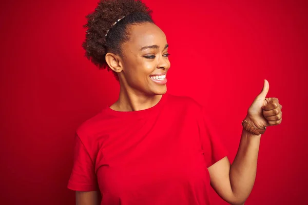 Молодая Красивая Африканская Американка Афроволосами Изолированном Красном Фоне Выглядит Гордой — стоковое фото