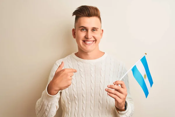 Joven Hombre Guapo Sosteniendo Bandera Argentina Sobre Fondo Blanco Aislado —  Fotos de Stock