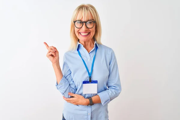 Middelbare Leeftijd Zakenvrouw Het Dragen Van Een Bril Kaart Geïsoleerde — Stockfoto