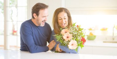 Çiçek evde aşık holding romantik orta yaş kaç