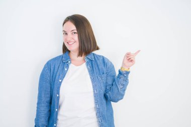 Güzel, iri yarı, beyaz bir kadın. Yüzünde kocaman bir gülümseme var. Elleri ve parmaklarıyla kameraya bakıyor..