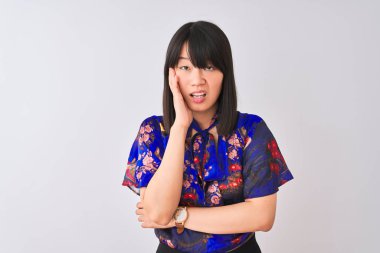 Genç güzel Çinli kadın izole beyaz arka plan üzerinde yaz çiçek t-shirt giyen yorgun görünümlü ve çapraz kolları ile depresyon sorunları ile sıkılmış düşünme.