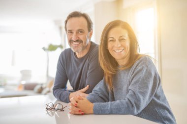 Birlikte evde oturan romantik orta yaş kaç