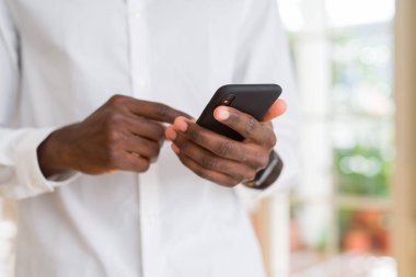 Smarpthone kullanarak Afrika adam elinde yakın çekim