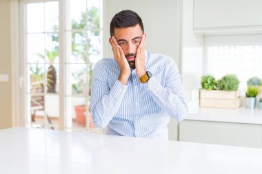 Yakışıklı İspanyol iş adamı. Yüzü, depresyonu ve üzüntüyü örten elleri yorgun ve sorunlardan rahatsız olmuş.