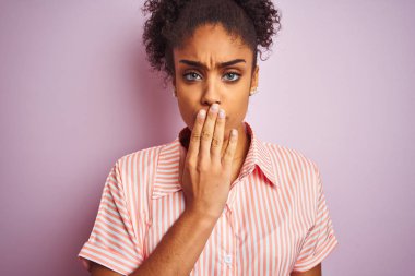 Afro-amerikan kadın rahat çizgili gömlek giyen el ile izole pembe arka plan kapağı ağız üzerinde duran hata için utanç ile şok, korku ifadesi, sessizlik, gizli kavram korkmuş