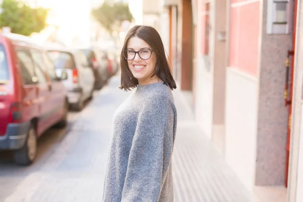 Giovane Bella Donna Con Gli Occhiali Sorridente Fiducioso Passeggiando Strada — Foto Stock